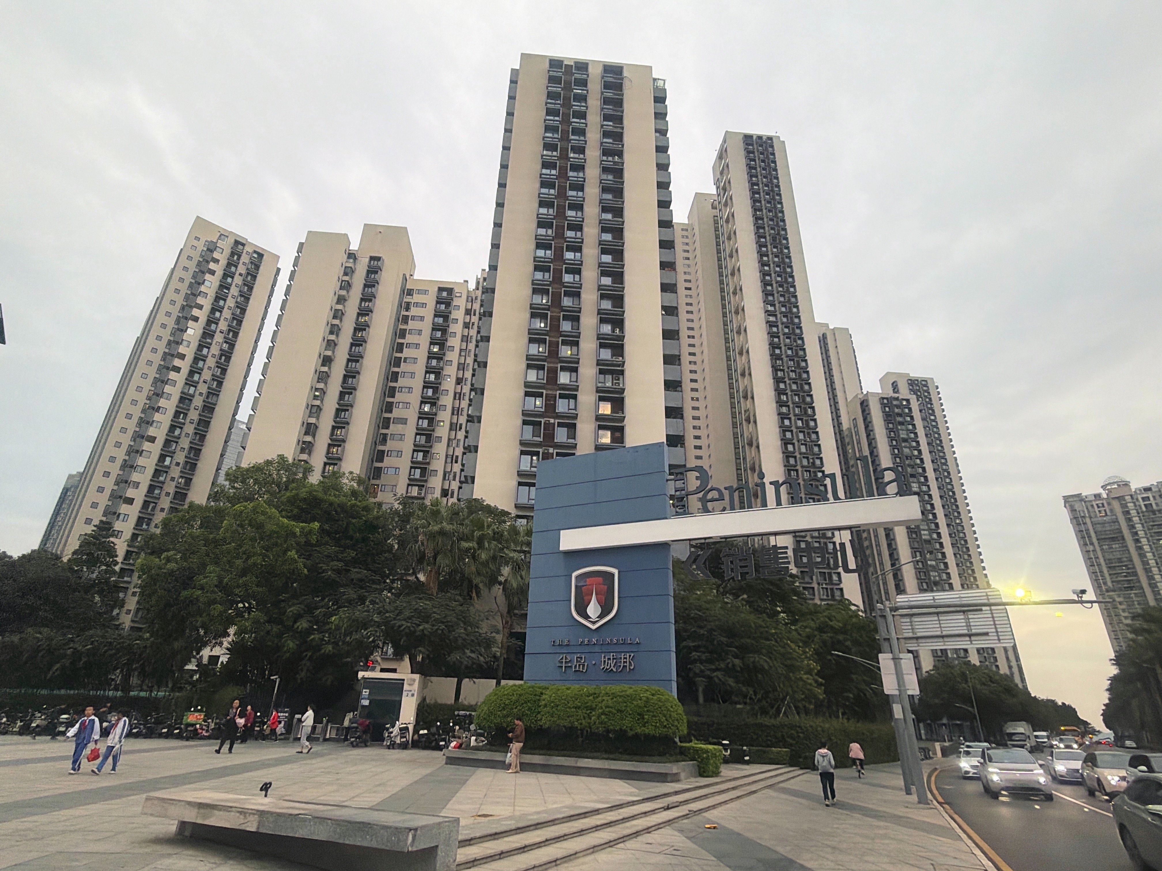 深圳南山核心豪宅半岛城邦四期，精装户型方正，地铁口学校商圈公园环绕，南北通透视野好，急卖